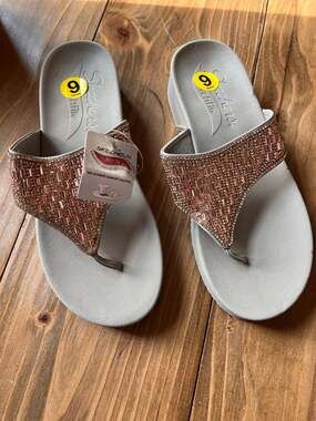 New Skechers Arch Fit Rhinestone Thong Sandals Women's Size 9